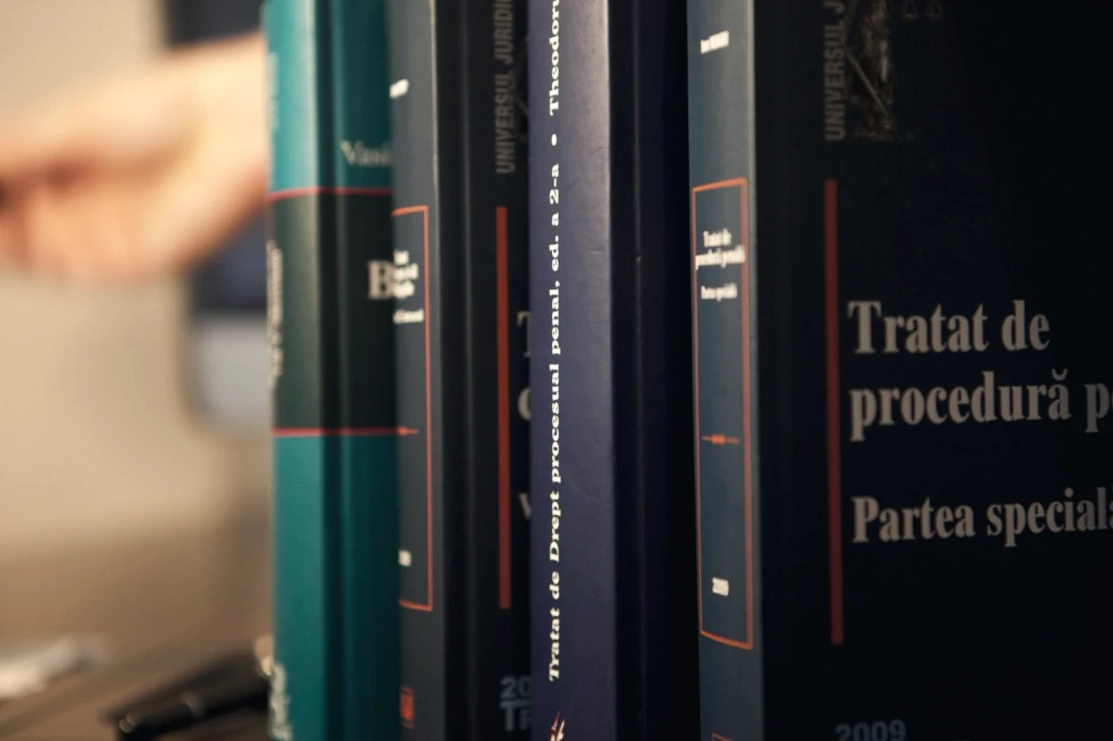 Tratatul de procedură penală, partea specială, în biblioteca cabinetului
