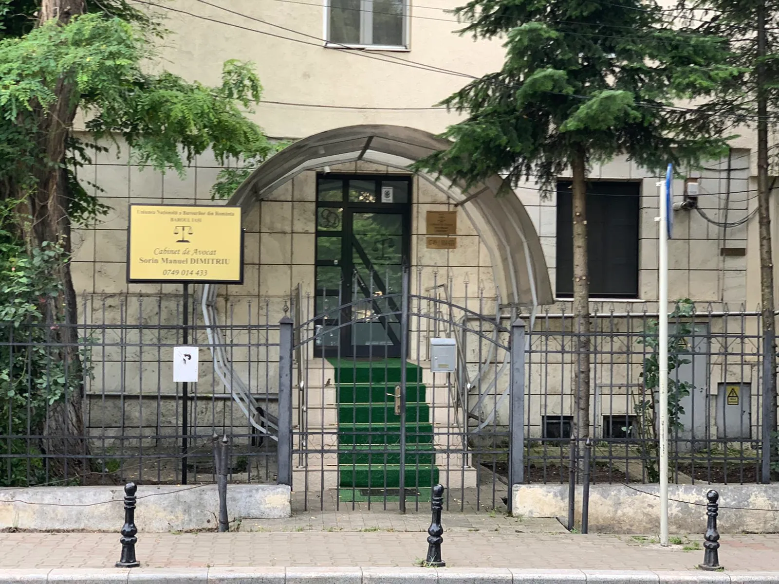 Intrarea în cabinet, la Str. Agatha Bârsescu nr. 4: poarta din fier forjat și plăcuța cabinetului